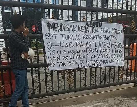 Diduga Menjadi Ajang Korupsi, LAGSU Demo Kejatisu Minta Kegiatan BIMTEK Kepala Desa se-Kabupaten Palas Diperiksa