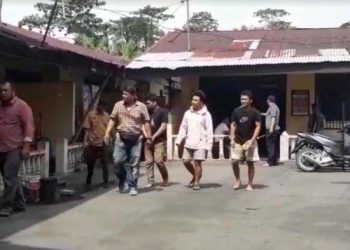 Empat pelajar pembunuh siswa SMKN 9 saat digelandang ke Polsek Sunggal.