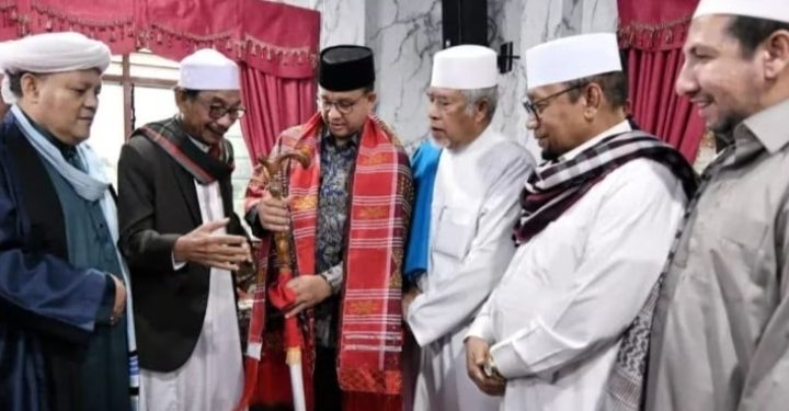 Anies Baswedan Diberi Tongkat, Simbol Kepemimpinan oleh Ulama Sumatera Utara