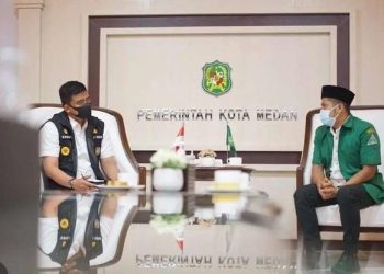 foto sebelah kiri ketua gp ansor medan muhammad husein tanjung sedang berdiskusi membangun kota medan untuk lebih baik lagi