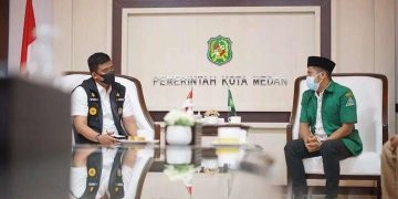 foto sebelah kiri ketua gp ansor medan muhammad husein tanjung sedang berdiskusi membangun kota medan untuk lebih baik lagi