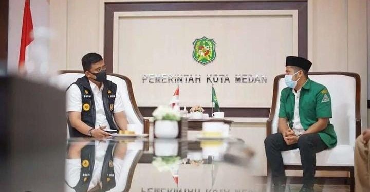 foto sebelah kiri ketua gp ansor medan muhammad husein tanjung sedang berdiskusi membangun kota medan untuk lebih baik lagi