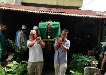 Jenazah Eko Farid Azam (16), pelajar SMK Negeri 9 Medan yang tewas dalam aksi tawuran saat akan dimakamkan pihak keluarga
