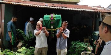 Jenazah Eko Farid Azam (16), pelajar SMK Negeri 9 Medan yang tewas dalam aksi tawuran saat akan dimakamkan pihak keluarga