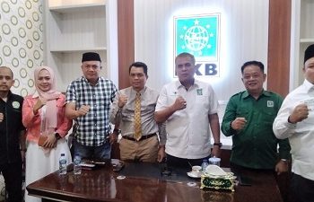 KETUA DPW PKB Sumut, H M Jafar Sukhairi Nasution (tiga kanan) berfoto bersama pengurus dan panitia, di Medan, Selasa (6/12