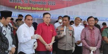 Tersangka Bos Judi Online Apin BK Alias Jonni Saat Dipaparkan Di Mapoldasu, (Rabu. 30/11/2022).