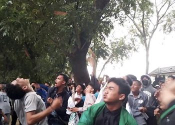 Tolak Perppu Cipta Kerja, Ratusan Massa Lakukan Aksi di Gedung DPRD SUMUT Hingga Lempari Telur dan Tomat