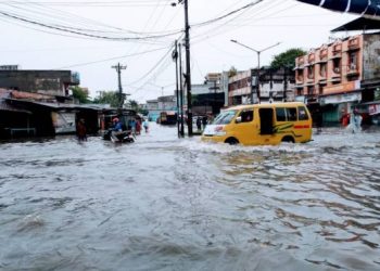 Nonstop Terguyur Hujan Selama 8 Jam, Ratusan Rumah Di Kota Medan Tergenang Air Serta Puluhan Kendaraan Mogok Dijalanan