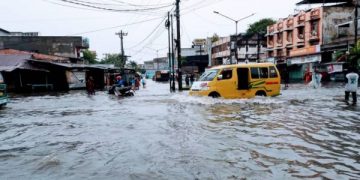 Nonstop Terguyur Hujan Selama 8 Jam, Ratusan Rumah Di Kota Medan Tergenang Air Serta Puluhan Kendaraan Mogok Dijalanan