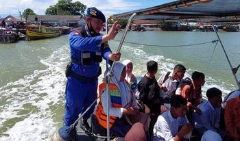 Puluhan Pelajar Diangkut Kapal Sat Pol Air Polres Langkat Karena Sulitnya Transportasi Air
