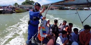 Puluhan Pelajar Diangkut Kapal Sat Pol Air Polres Langkat Karena Sulitnya Transportasi Air