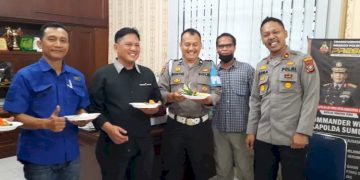 Adakan Syukuran Sederhana dan Potong Nasi Tumpeng, untuk Merayakan Kenaikan Pangkat