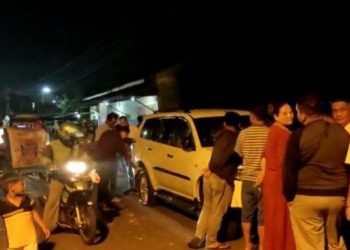 Mobil yang Ditumpangi Rentenir Diamuk Massa di Binjai Saat Akan Nagih Utang
