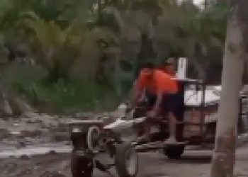 Tangkapan layar video warga membawa jenazah pakai jetor di Labuhanbatu utara