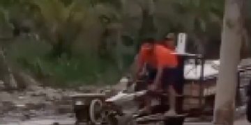 Tangkapan layar video warga membawa jenazah pakai jetor di Labuhanbatu utara