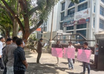 Massa Aksi GMPET-SU Minta Sekwan DPRD-Sumut Mundur Dari Jabatannya