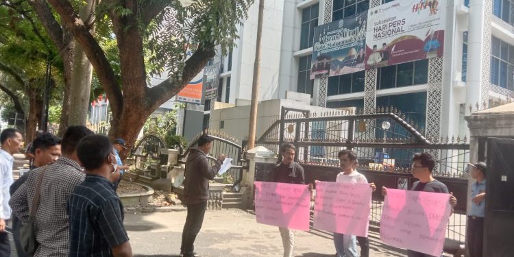 Massa Aksi GMPET-SU Minta Sekwan DPRD-Sumut Mundur Dari Jabatannya