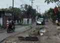 Dinas PU Tutup Mata Proyek Drainase Bikin Jalan Hancur, Warga Tanam Pohon Pisang