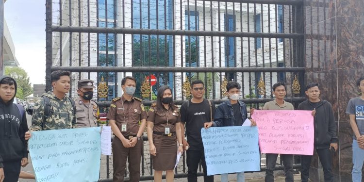 Gruduk Kejati-Su Puluhan Massa FAM-SU Minta APH Periksa Kepala Pelaksanaan Jaringan Sumber Air Sumatera II Provinsi Sumut