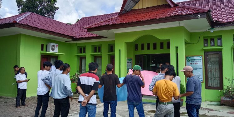 Mahasiswa tergabung dalam Koalisi Perjuangan Rakyat Sumatera Utara (Kopra Sumut) kembali melakukan aksi unjuk rasa di Kantor Kemenag Kabupaten Padang Lawas