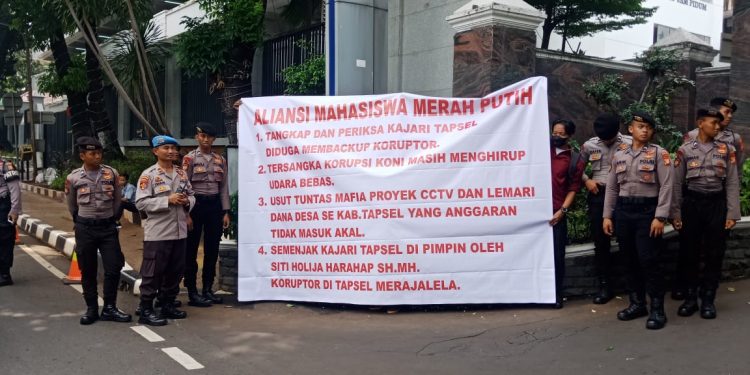 Demo Palu Ke-4, Tuntut Kajari Tapanuli Selatan di Periksa dan di Copot, Mahasiswa Asal Tapsel Demo di Kejagung RI
