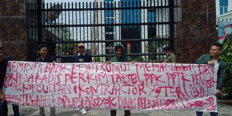 PALU SUMUT Demo Dugaan Korupsi Proyek Dinas PU dan PERKIM Tapsel T.A 2020-2021-2022