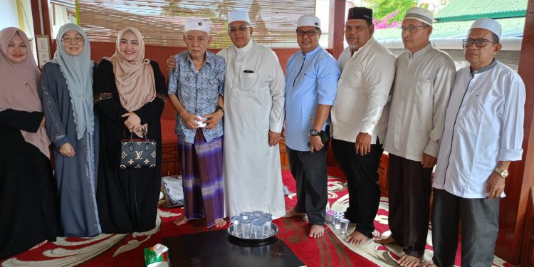 Prof Dr Datuk Kamarudin Hussin dari Malaysia Bersilaturahmi Kepada Abuya Syekh H. Amran Waly