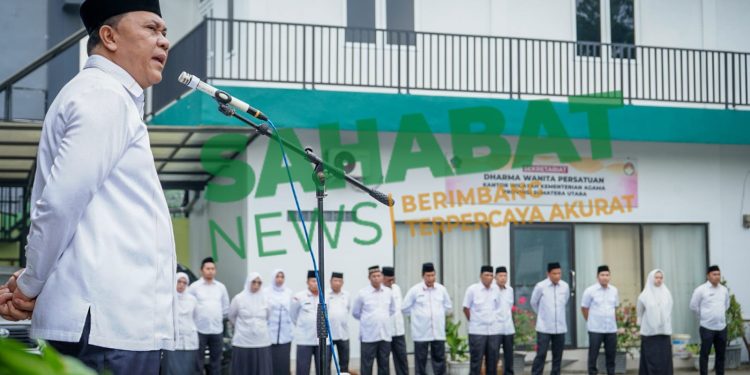 H. Ahmad Qosbi, S.Ag, MM Kepala Kantor Wilayah Kementerian Agama Provinsi Sumatera Utara Pembina Upacara Hari Kesadaran Nasional di Lapangan Kanwil Kemenag Sumut, Senin (18/09).