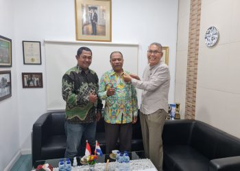 Kepala Pusat Layanan Internasional UIN SU Terima PIN dari Konsul Kehormatan Belanda.