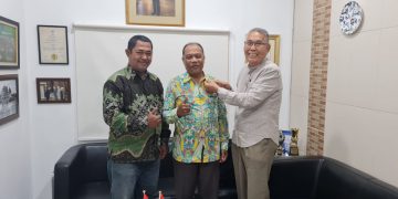 Kepala Pusat Layanan Internasional UIN SU Terima PIN dari Konsul Kehormatan Belanda.