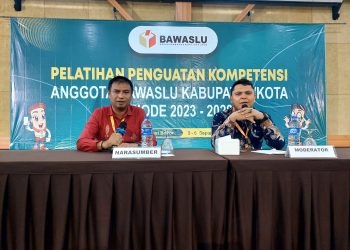 Komisioner Bawaslu Kabupaten Karo Oda Kinanta Banurea (kanan) saat mengikuti pelatihan