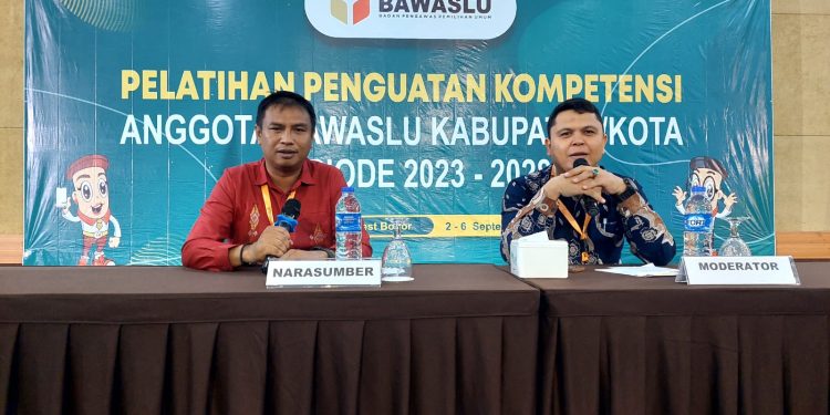 Komisioner Bawaslu Kabupaten Karo Oda Kinanta Banurea (kanan) saat mengikuti pelatihan