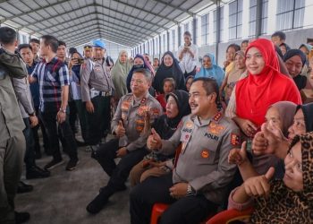 Bakti Sosial Polri Untuk Negeri, Wakapolri Didampingi Kapolda Sumut Salurkan 3.500 Paket Sembako di Belawan