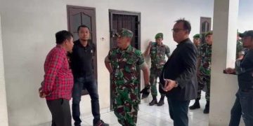 Penampakan puluhan personel TNI dari Kodam I Bukit Barisan mendatangi Sat Reskrim Polrestabes Medan. Mereka datang diduga mendesak Polisi membebaskan tersangka yang sudah ditangkap, Sabtu (5/8/2023).