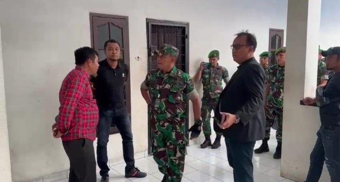 Penampakan puluhan personel TNI dari Kodam I Bukit Barisan mendatangi Sat Reskrim Polrestabes Medan. Mereka datang diduga mendesak Polisi membebaskan tersangka yang sudah ditangkap, Sabtu (5/8/2023).
