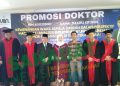 Dr Zulkifli Sitorus,MAg seusai sidang promosi Doktor UIN SU diabadikan bersama keluarga dan tim penguji