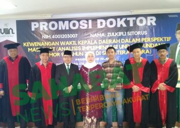 Dr Zulkifli Sitorus,MAg seusai sidang promosi Doktor UIN SU diabadikan bersama keluarga dan tim penguji
