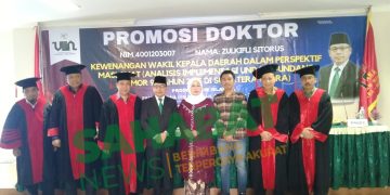 Dr Zulkifli Sitorus,MAg seusai sidang promosi Doktor UIN SU diabadikan bersama keluarga dan tim penguji