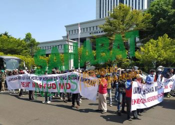 Warga Deli Serdang Demo Mahkama Agung Minta Mahfud MD Dipecat