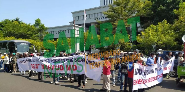 Warga Deli Serdang Demo Mahkama Agung Minta Mahfud MD Dipecat