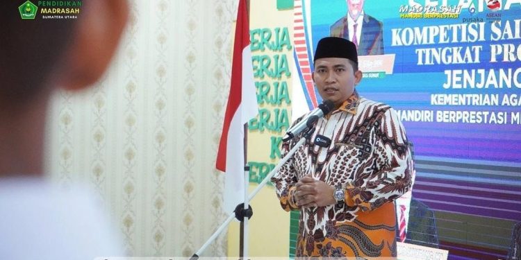 Kepala Bidang Pendidikan Madrasah Kanwil Kemenag Provsu H. Erwin Pinayungan Dasopang, M.Si mengapresiasi para siswa madrasah yang memberi dukungan kepada siswa peserta Kompetisi Sains Madrasah (KSM) Tingkat Nasional yang berlangsung di Kendari Sulawesi Tenggara Tahun 2023