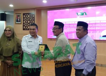 Kadis Kesehatan Sumatera Utara dr Alwi Mujahit Hasibuan MKes saat menerima plakat dari Dekan FKM UIN SU