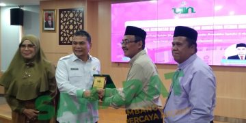 Kadis Kesehatan Sumatera Utara dr Alwi Mujahit Hasibuan MKes saat menerima plakat dari Dekan FKM UIN SU