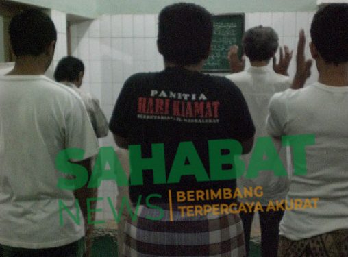 Hukum Shalat Pakai Kaos Bergambar