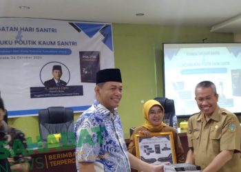 Hendra Cipta, SE saat meluncurkan buku Politik Kaum Santri di Aula Dinas Perpustakaan dan Arsip Daerah Sumatera Utara