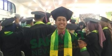 Risky Ananda Anakampun Wisudawan Berpestasi Cumlaude.