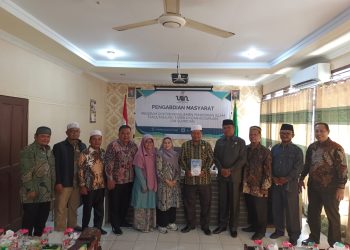 Prof Tien Rafidah saat melakukan kegiatan PKM