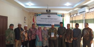 Prof Tien Rafidah saat melakukan kegiatan PKM