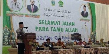 Sekda Kabupaten Padang Lawas saat melepas keberangkatan Kloter 10 asal Kabupaten Padang Lawas