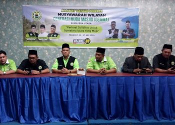 Masdar Tambusai (tengah) terpilih kembali secara aklamasi pada Musywil GEMMA Masjid Sumatera Utara di Kota Parapat